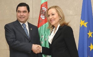 EU External Relations Commissioner Benita Ferrero-Waldner meets Turkmen President Gurbanguly Berdymukhammedov in Brussels on November 5 2007 (RFE/RL)