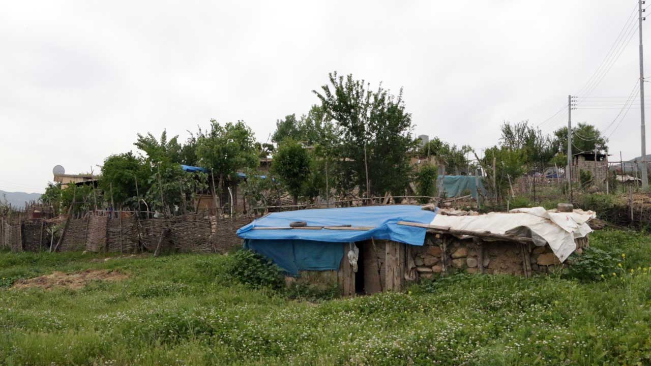 Blue-tarped constructioni by Kurdish tribes in Zhouli village